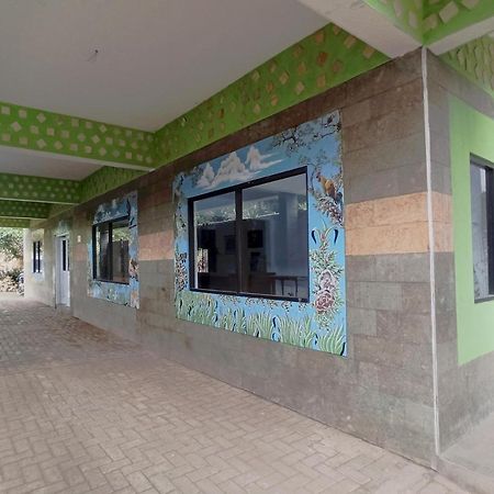 Oyo 90093 Dw Hotel Malang Bagian luar foto