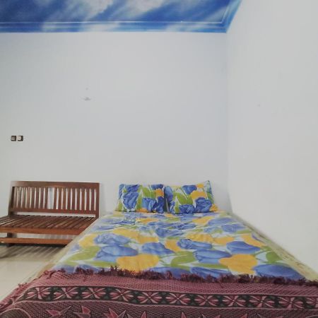 Oyo 90093 Dw Hotel Malang Bagian luar foto