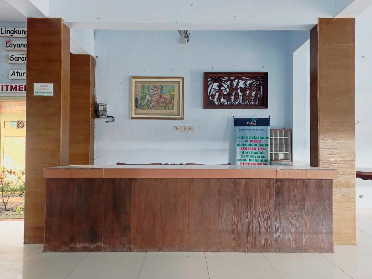 Oyo 90093 Dw Hotel Malang Bagian luar foto