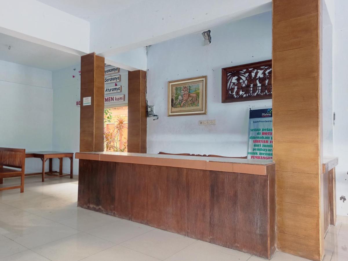 Oyo 90093 Dw Hotel Malang Bagian luar foto