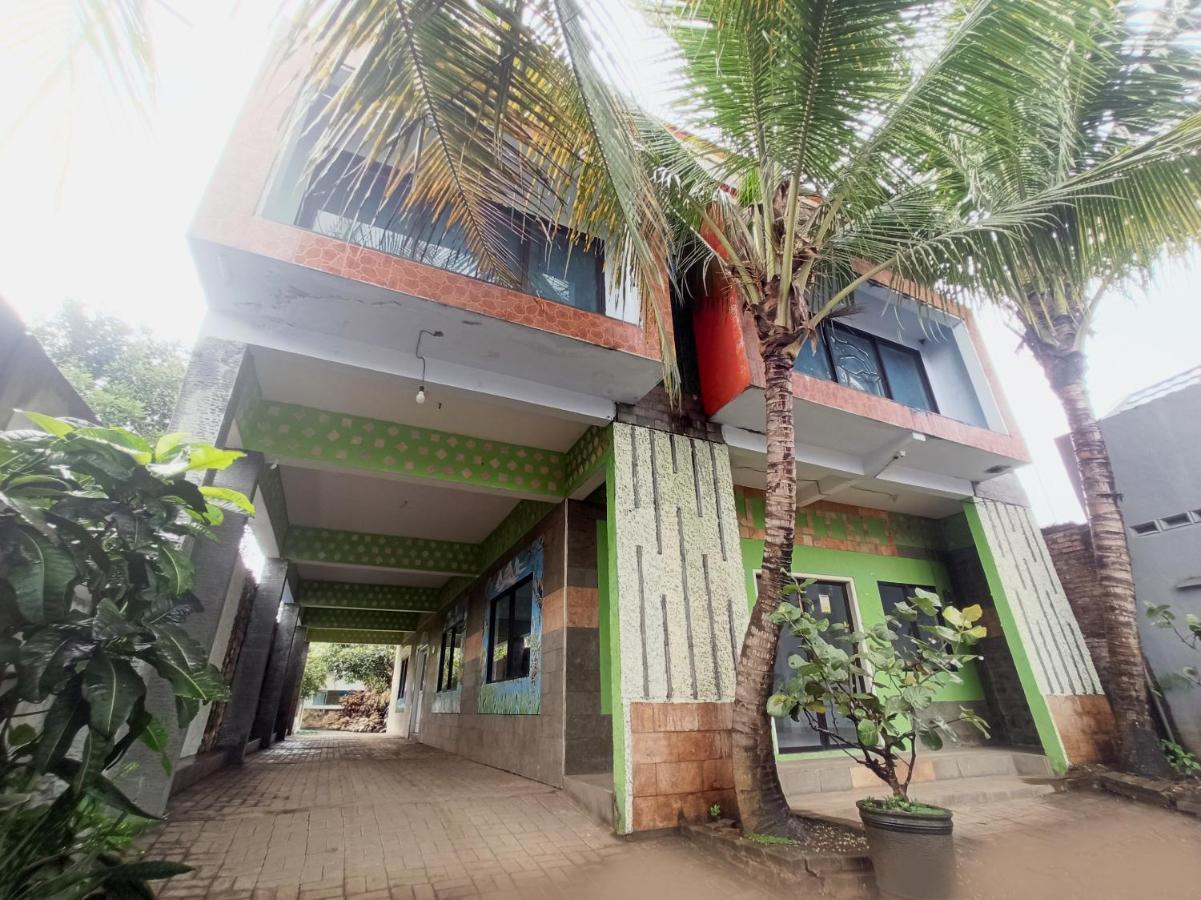 Oyo 90093 Dw Hotel Malang Bagian luar foto