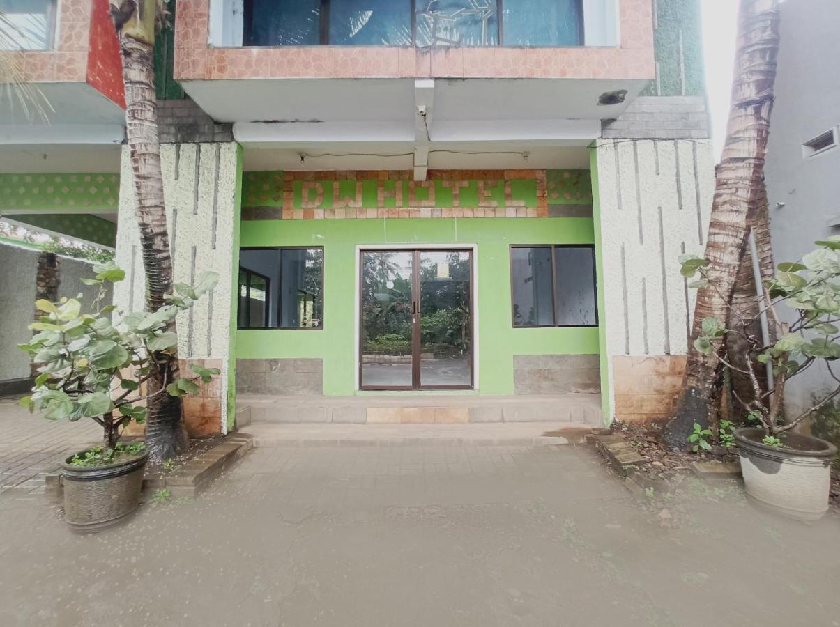 Oyo 90093 Dw Hotel Malang Bagian luar foto