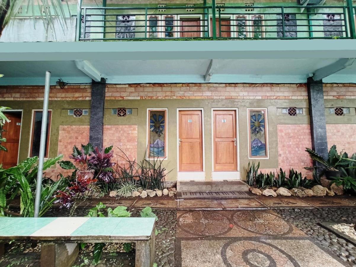 Oyo 90093 Dw Hotel Malang Bagian luar foto