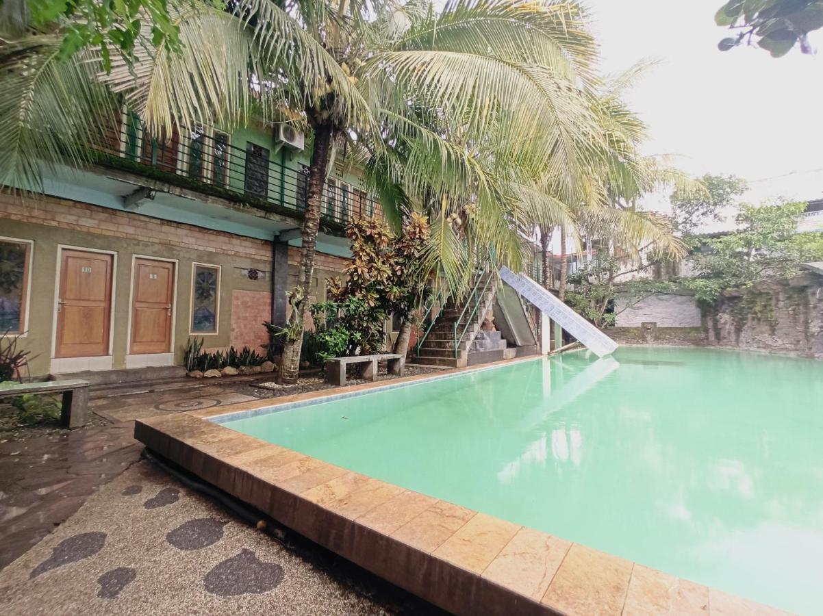 Oyo 90093 Dw Hotel Malang Bagian luar foto
