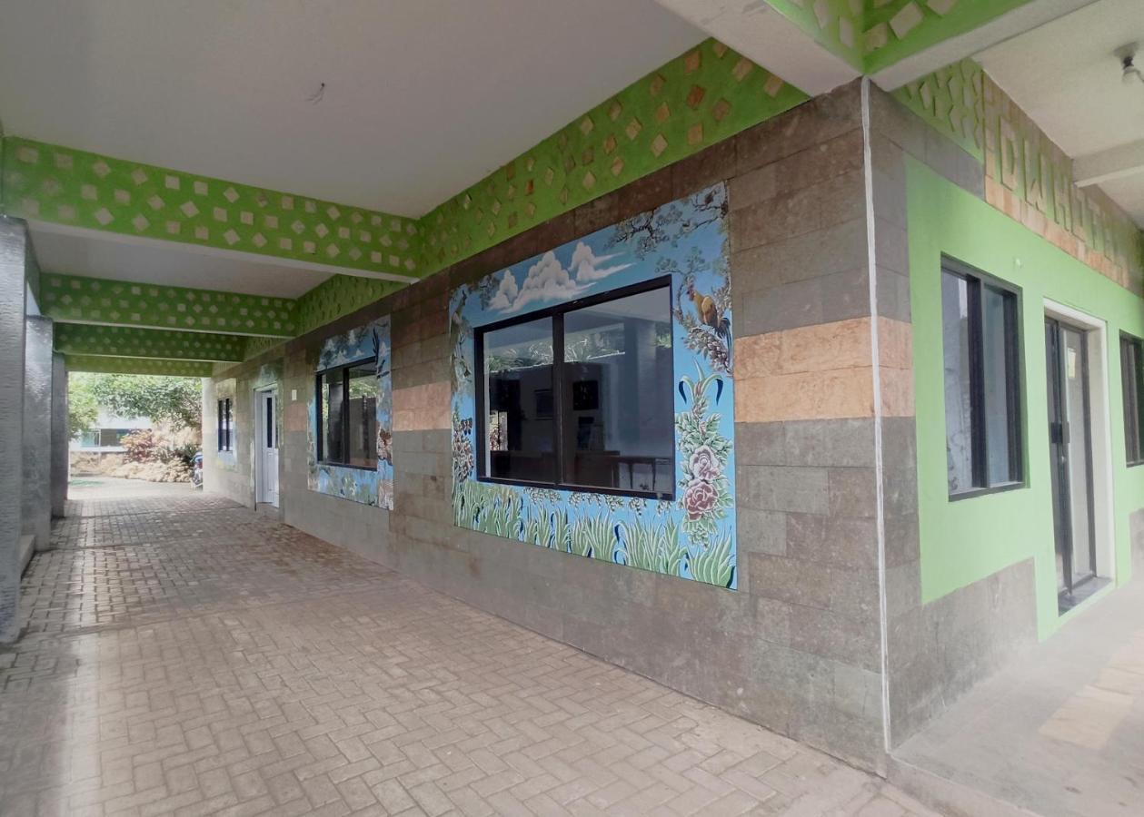 Oyo 90093 Dw Hotel Malang Bagian luar foto
