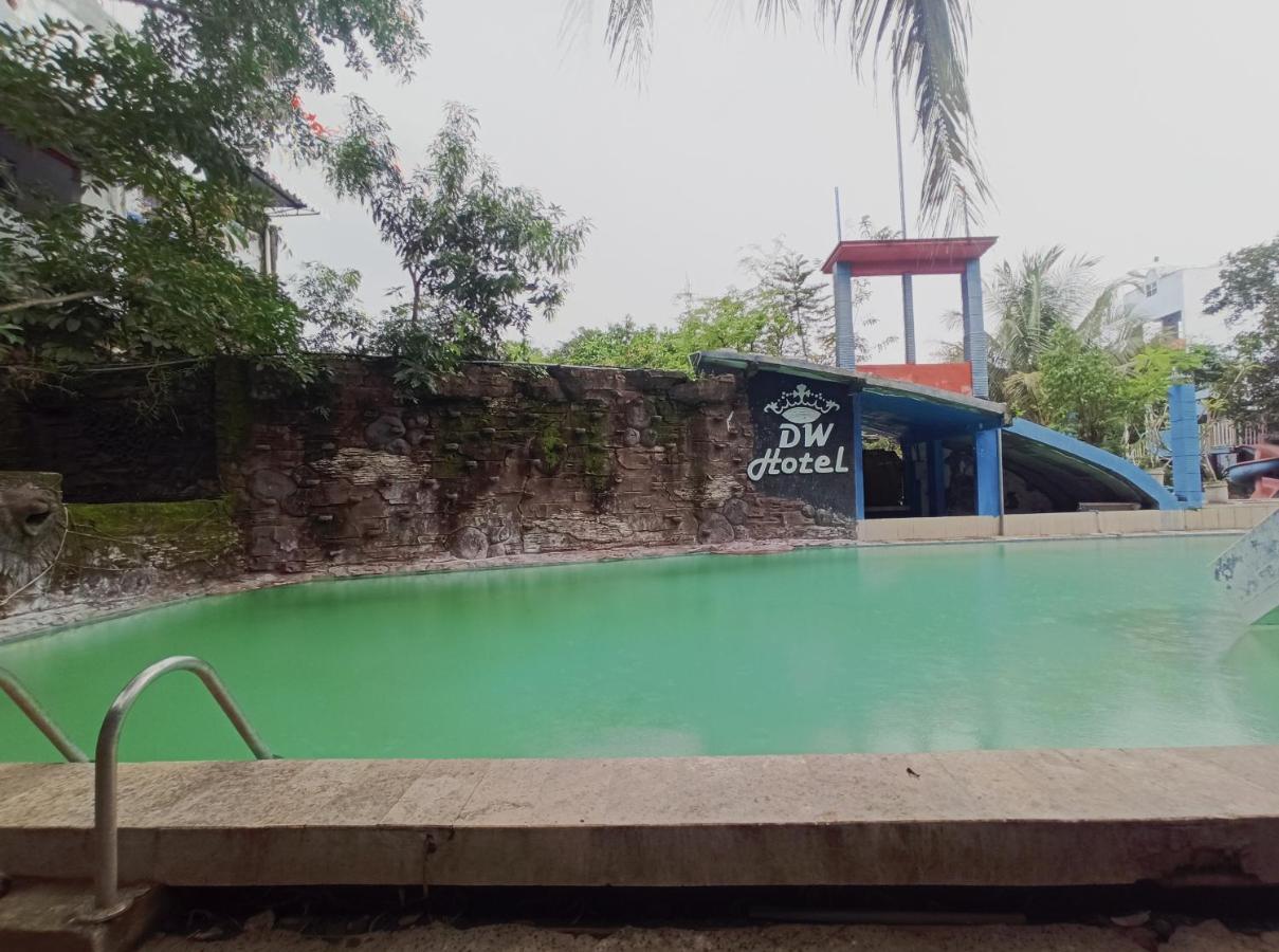 Oyo 90093 Dw Hotel Malang Bagian luar foto