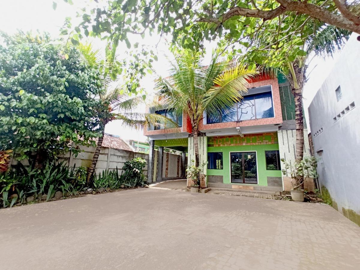 Oyo 90093 Dw Hotel Malang Bagian luar foto