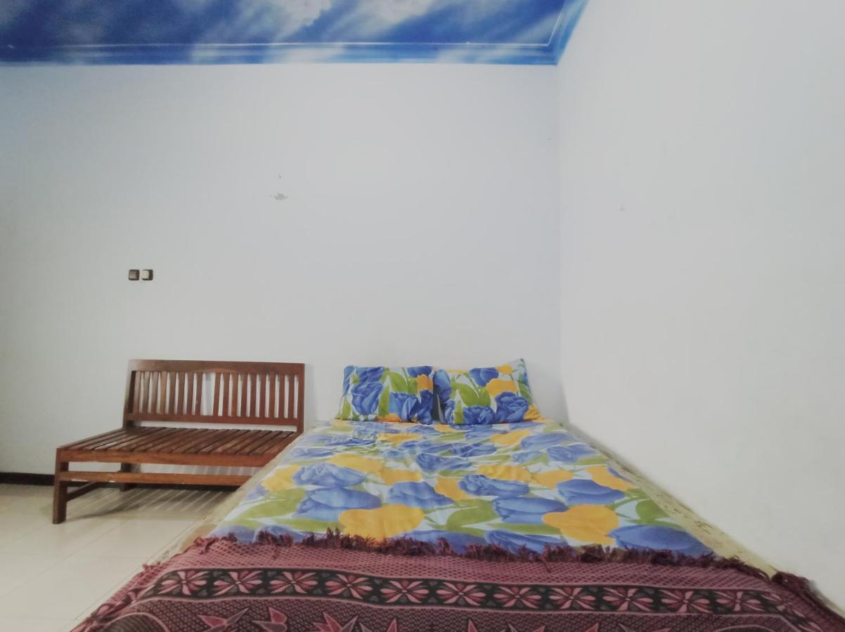 Oyo 90093 Dw Hotel Malang Bagian luar foto
