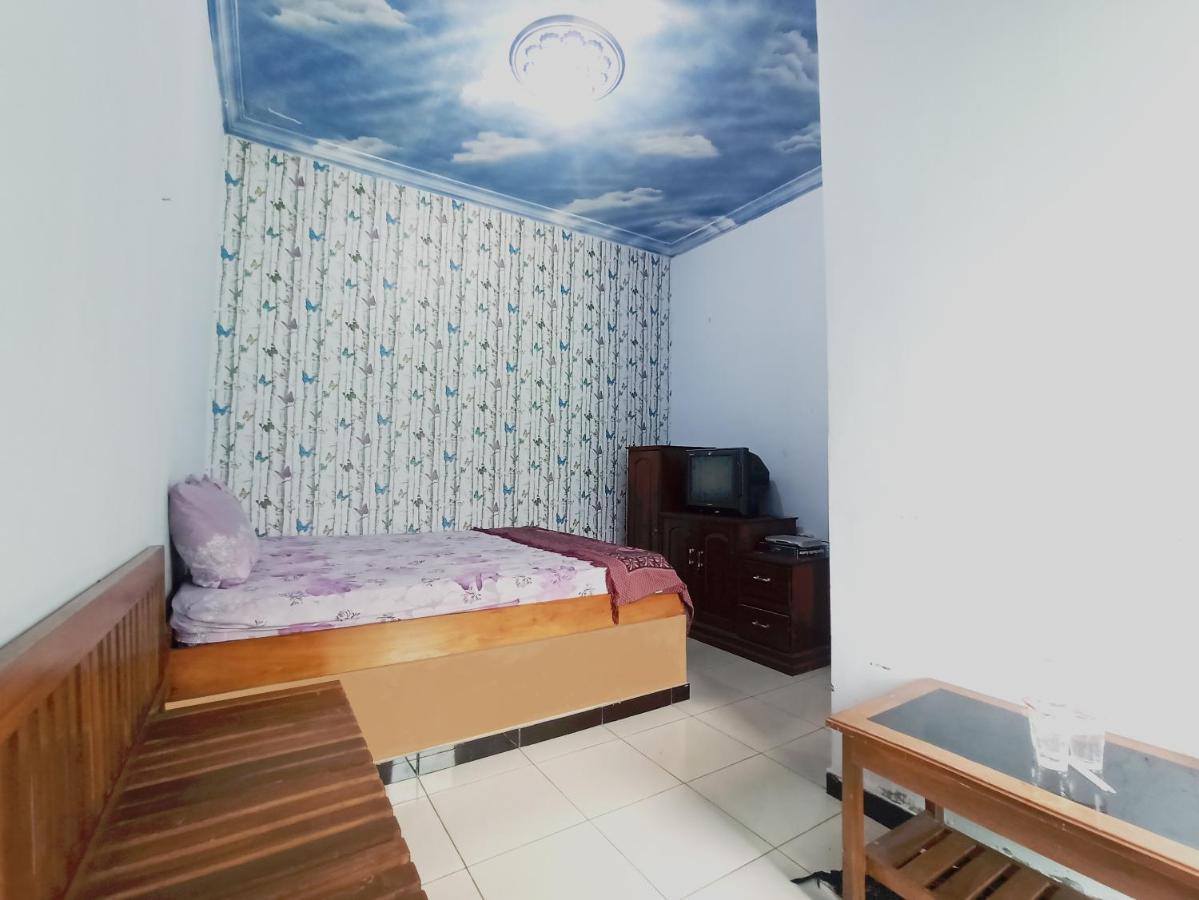 Oyo 90093 Dw Hotel Malang Bagian luar foto