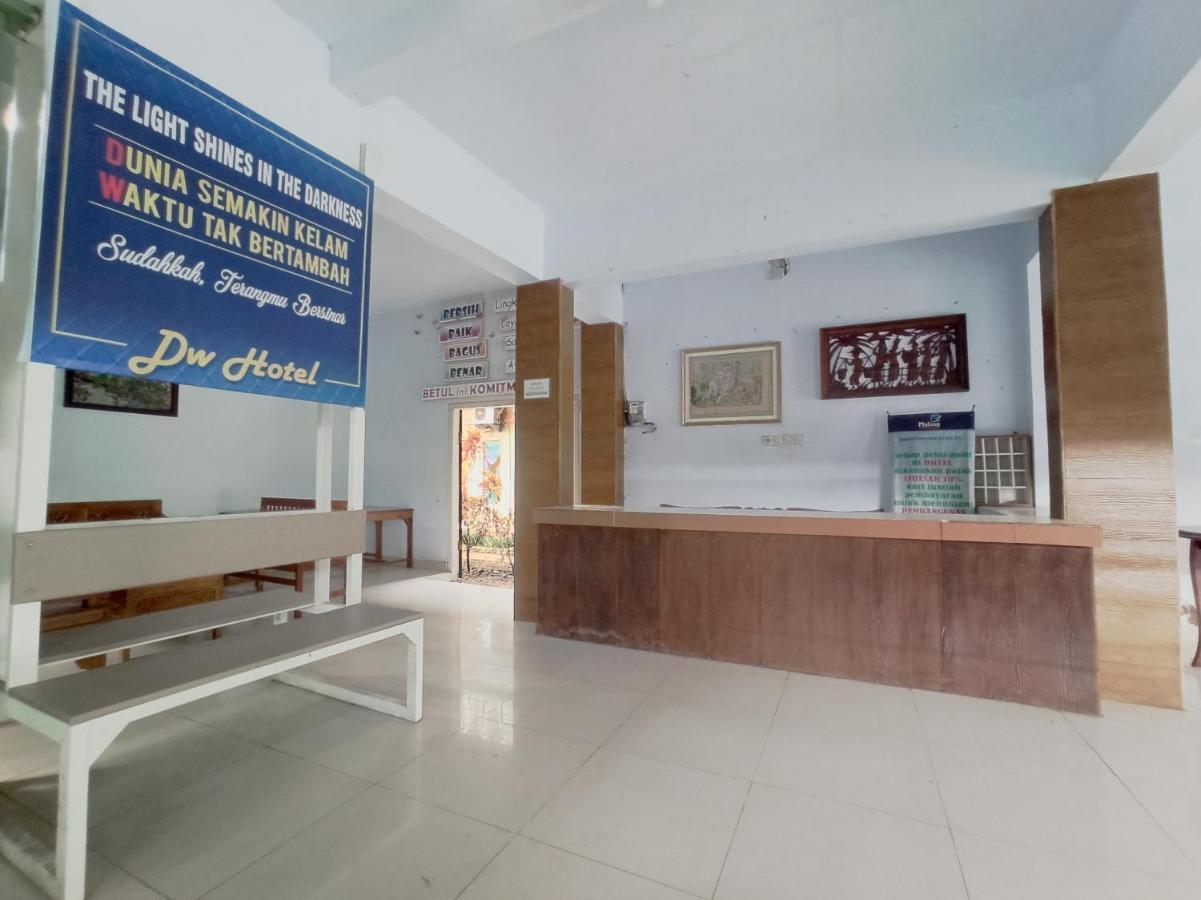 Oyo 90093 Dw Hotel Malang Bagian luar foto