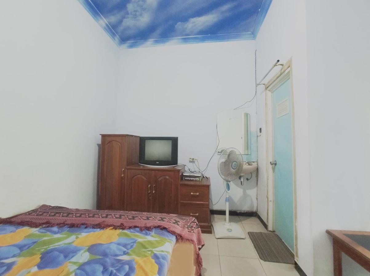 Oyo 90093 Dw Hotel Malang Bagian luar foto