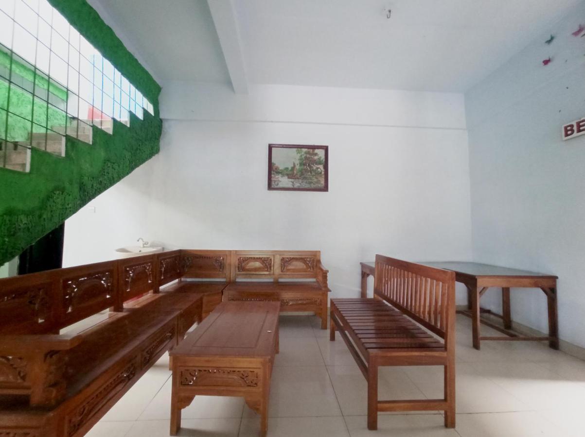 Oyo 90093 Dw Hotel Malang Bagian luar foto